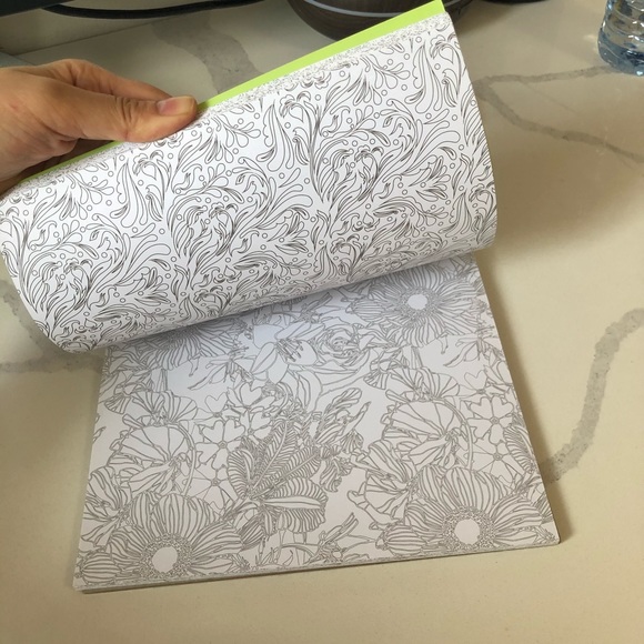 Colouring books (2 books) - Picture 7 of 8